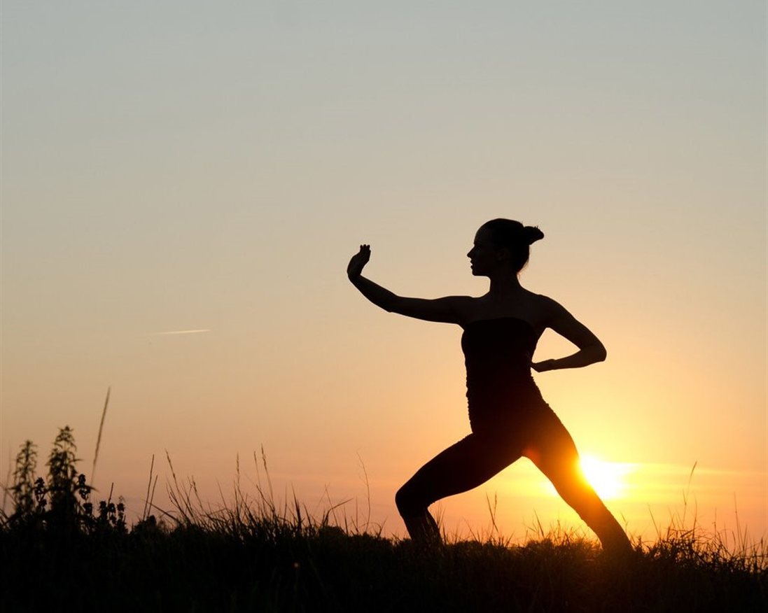 Pratique du Qi Gong en extérieur, mouvements lents et méditatifs