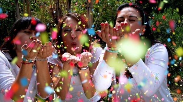 Personnes souriantes, illustrant la psychologie positive et le bonheur
